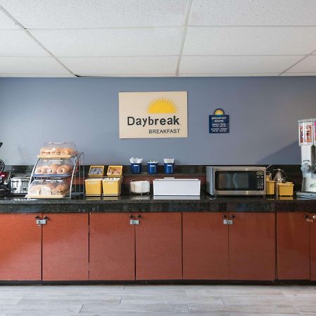Days Inn By Wyndham Greenfield Εξωτερικό φωτογραφία