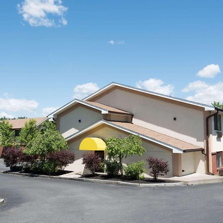 Days Inn By Wyndham Greenfield Εξωτερικό φωτογραφία