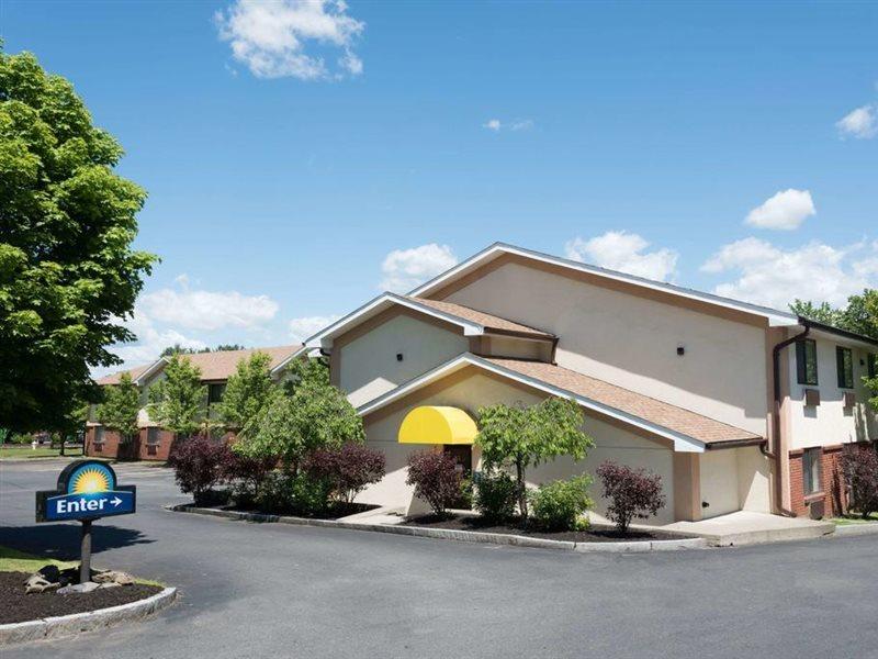 Days Inn By Wyndham Greenfield Εξωτερικό φωτογραφία