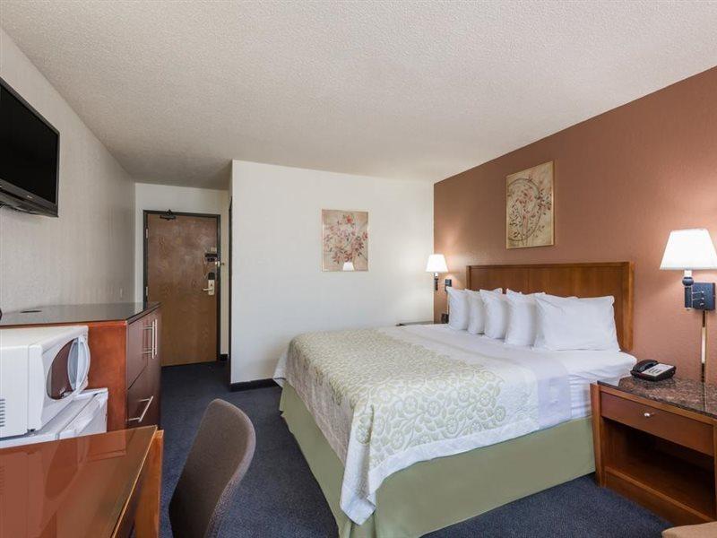 Days Inn By Wyndham Greenfield Εξωτερικό φωτογραφία