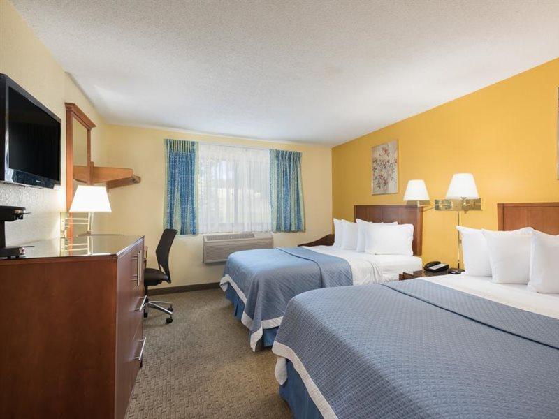 Days Inn By Wyndham Greenfield Εξωτερικό φωτογραφία