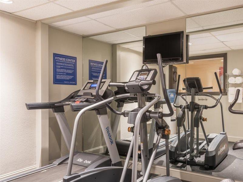 Days Inn By Wyndham Greenfield Εξωτερικό φωτογραφία