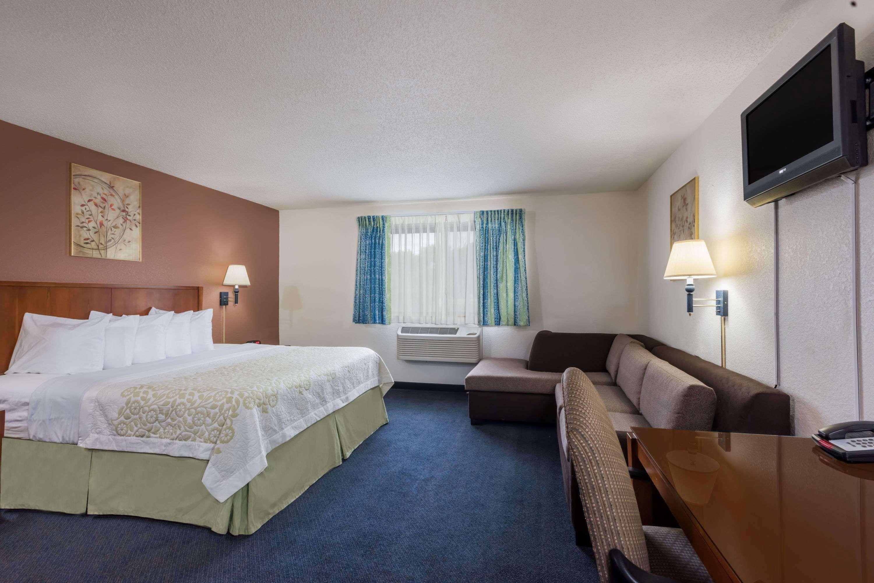 Days Inn By Wyndham Greenfield Εξωτερικό φωτογραφία
