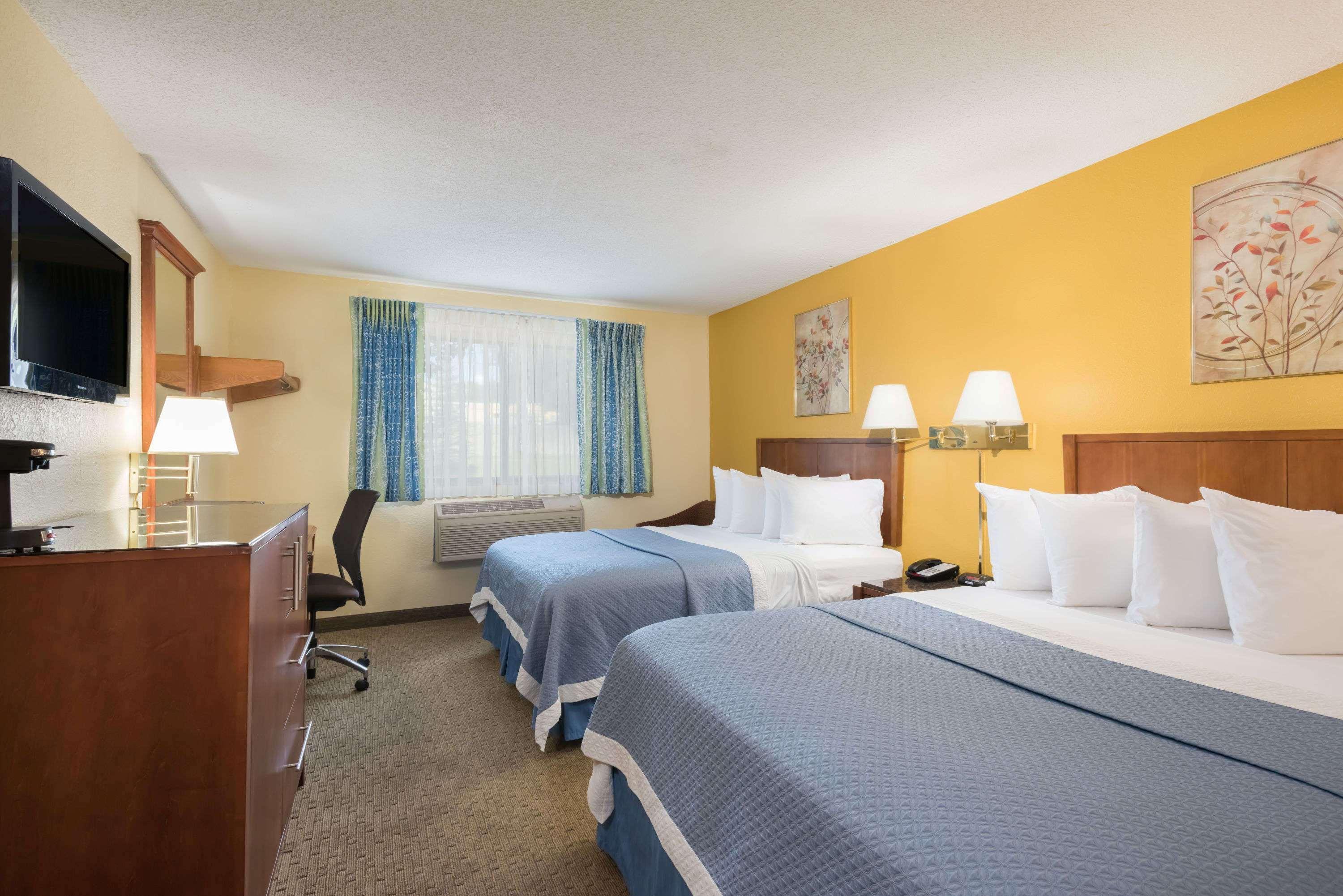 Days Inn By Wyndham Greenfield Εξωτερικό φωτογραφία