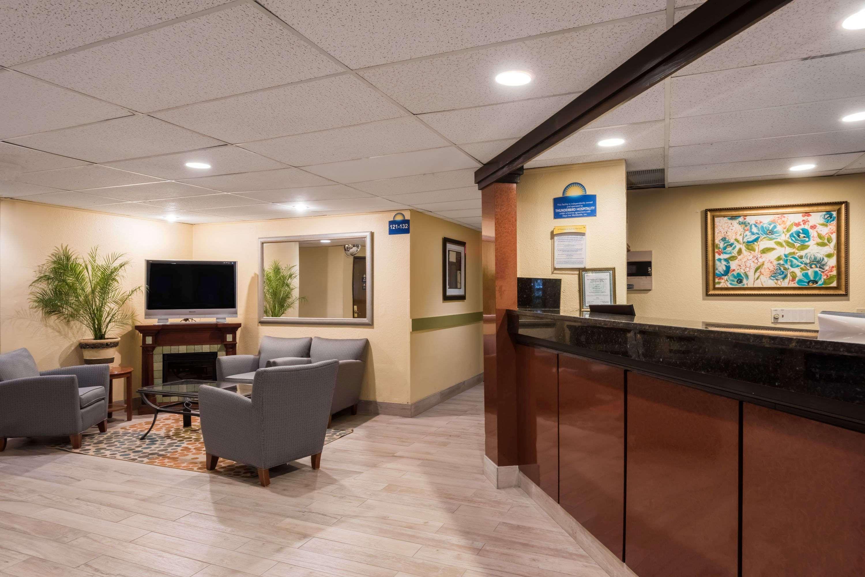 Days Inn By Wyndham Greenfield Εξωτερικό φωτογραφία