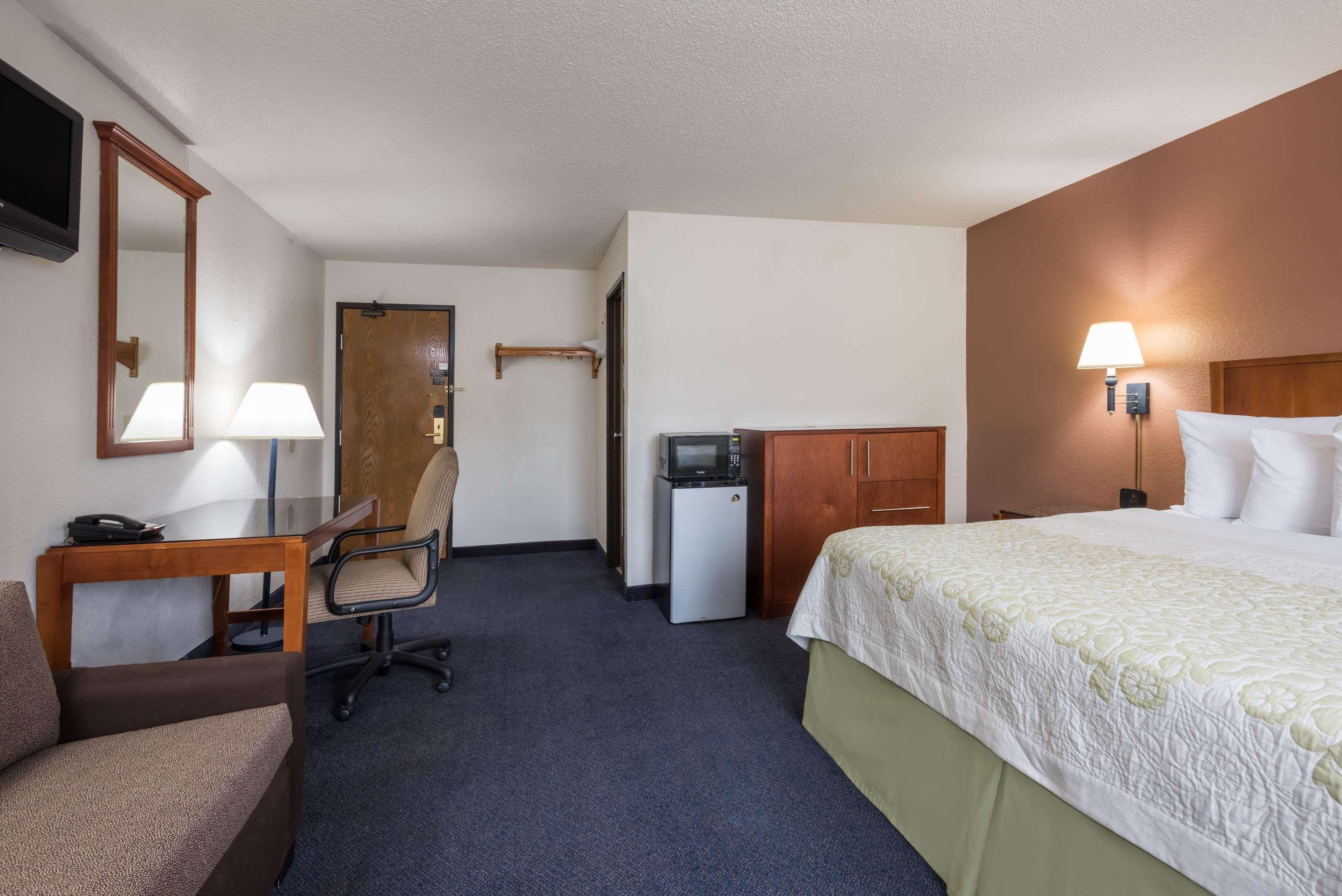 Days Inn By Wyndham Greenfield Εξωτερικό φωτογραφία