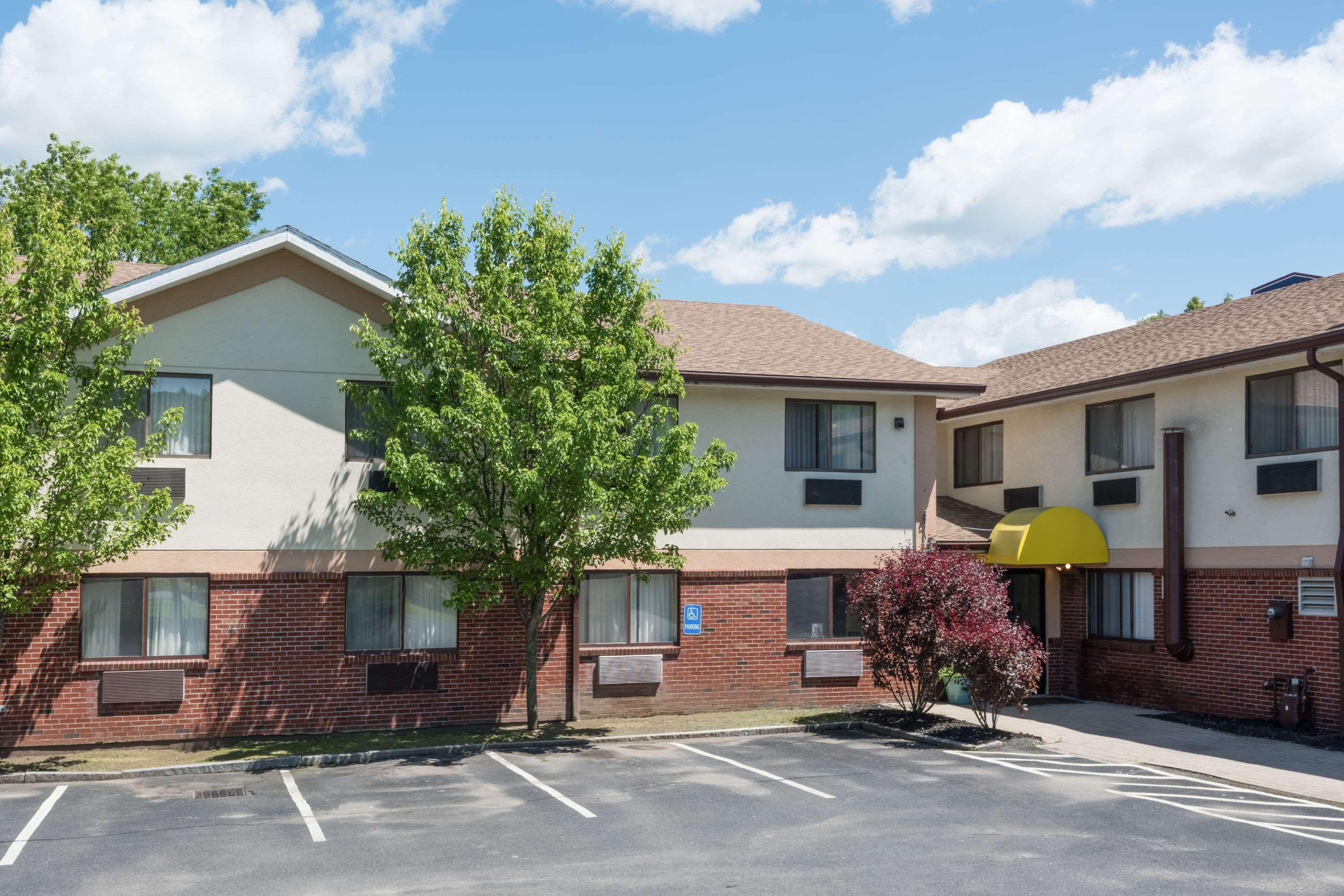 Days Inn By Wyndham Greenfield Εξωτερικό φωτογραφία