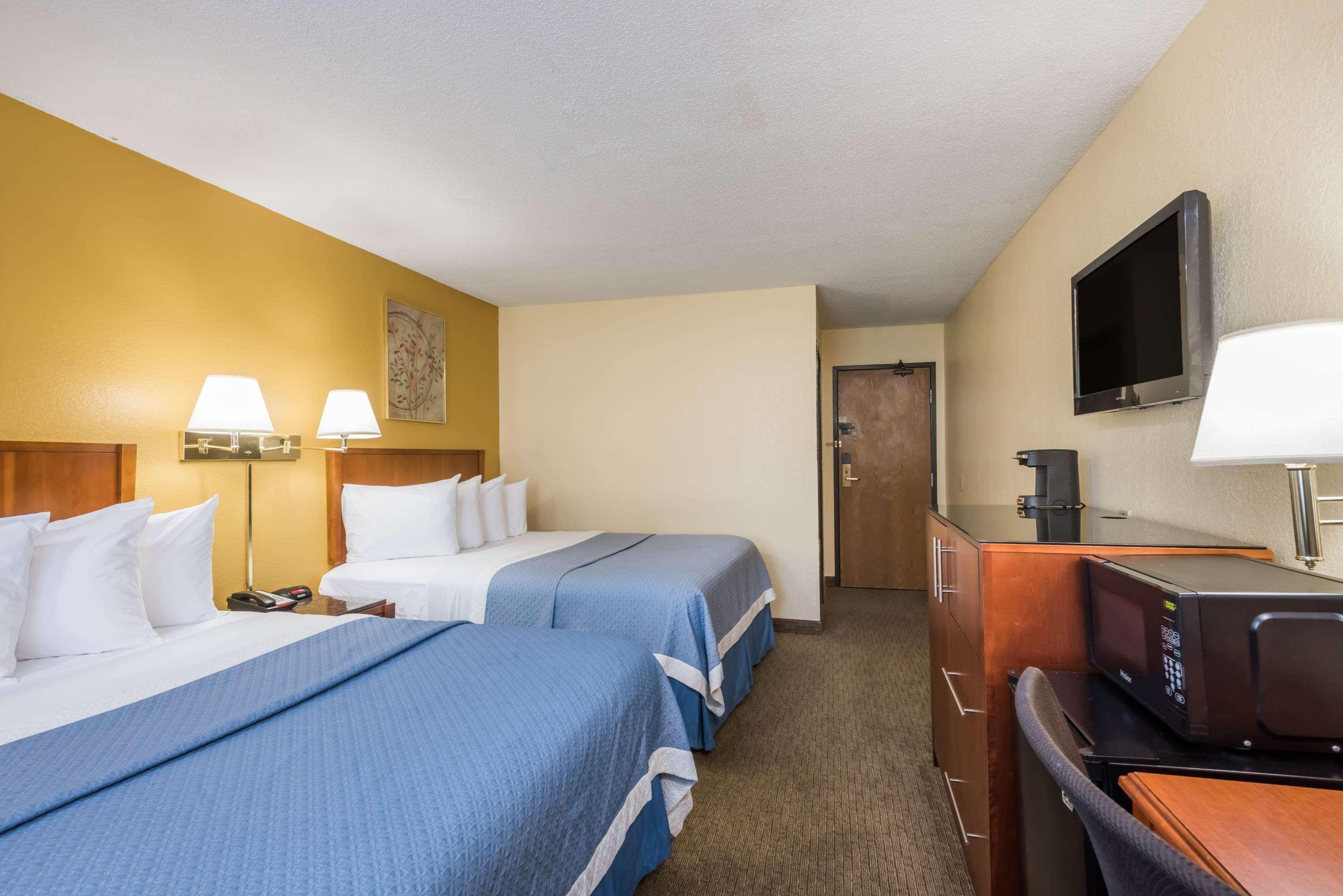 Days Inn By Wyndham Greenfield Εξωτερικό φωτογραφία