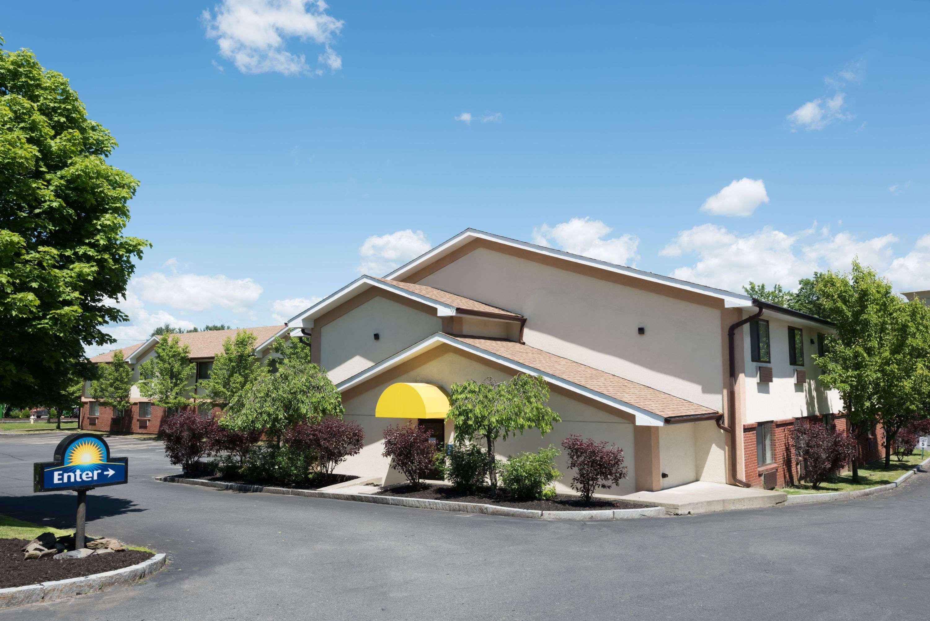 Days Inn By Wyndham Greenfield Εξωτερικό φωτογραφία