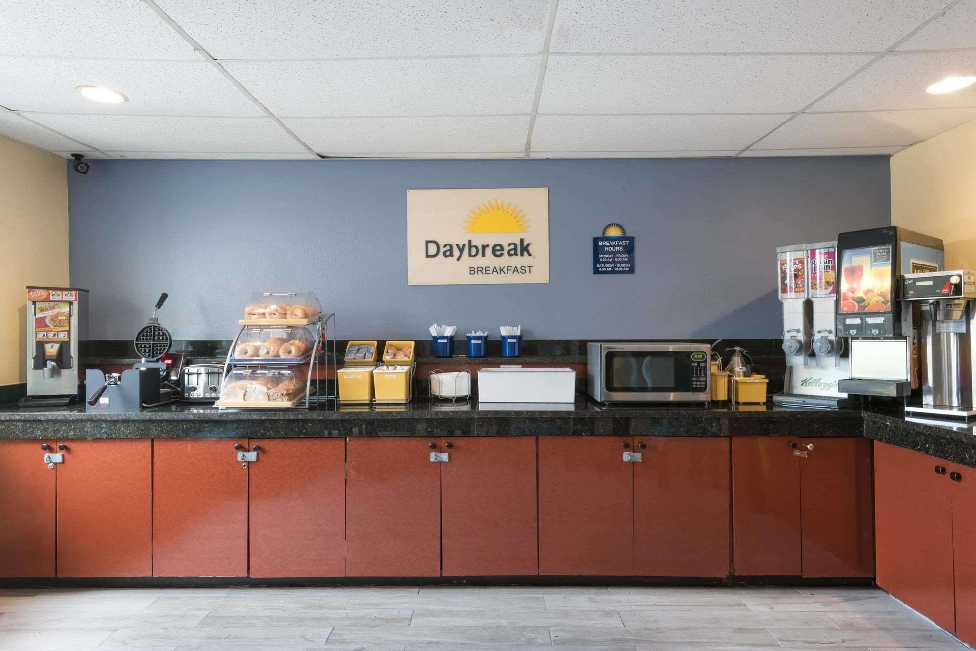 Days Inn By Wyndham Greenfield Εξωτερικό φωτογραφία