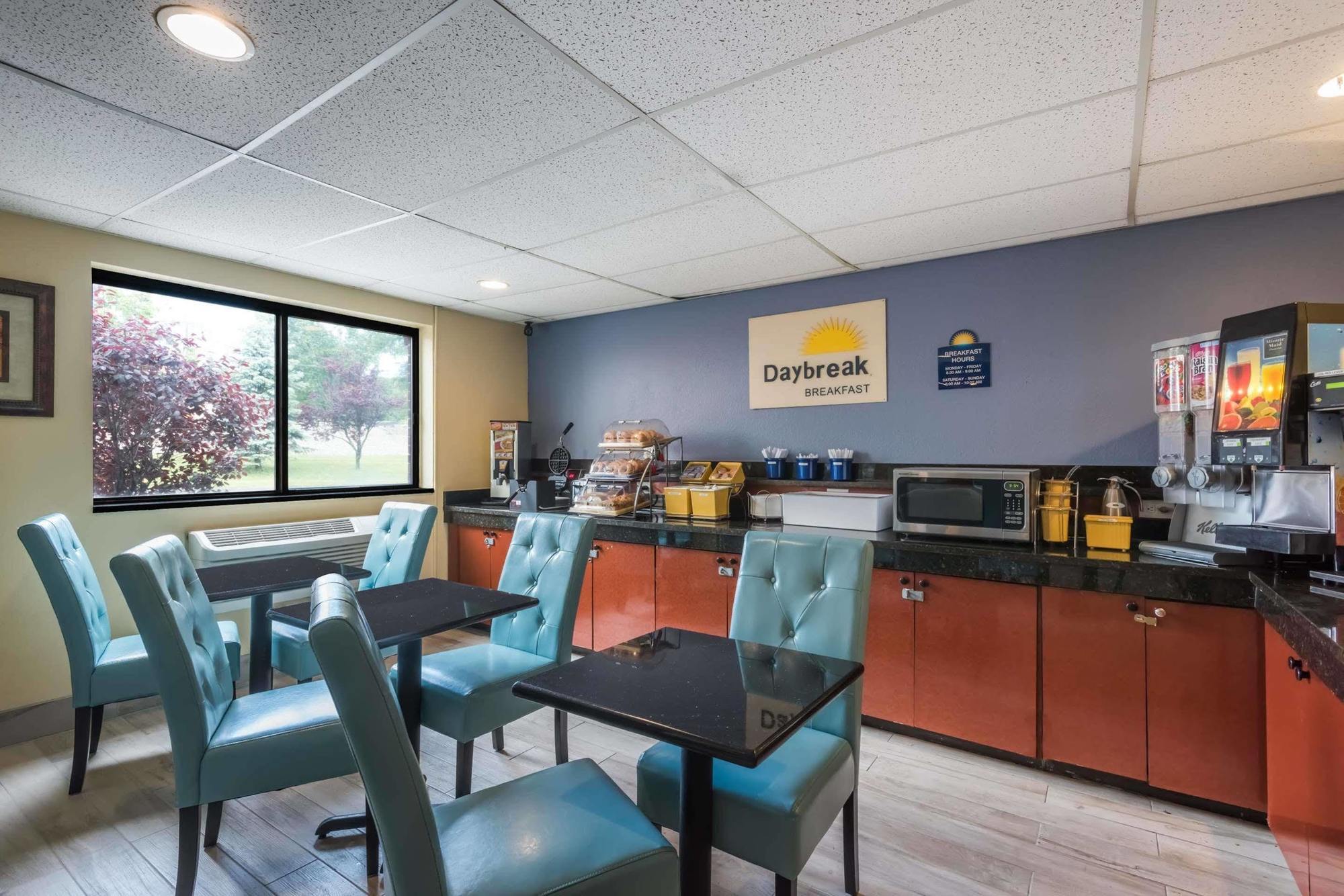 Days Inn By Wyndham Greenfield Εξωτερικό φωτογραφία